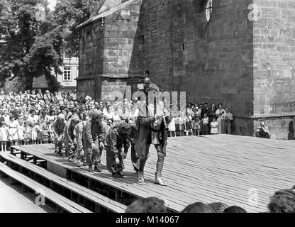 Joueur de flûte de Hamelin Cérémonie à Hamelin, l'Allemagne environ 1955 image    13/36 Plus les rats semblent et suivez le joueur de flûte. Banque D'Images