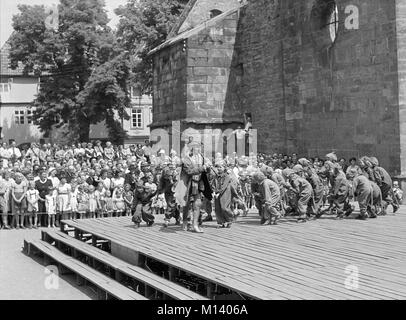 Joueur de flûte de Hamelin Cérémonie à Hamelin, l'Allemagne environ 1955 image    15/36 Plus les rats semblent et suivez le joueur de flûte. Banque D'Images