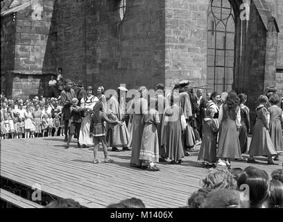 Joueur de flûte de Hamelin Cérémonie à Hamelin, l'Allemagne environ 1955 image    17/36 avec les rats partis, Hamelin se réjouit. Banque D'Images