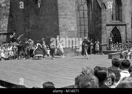 Joueur de flûte de Hamelin Cérémonie à Hamelin, l'Allemagne environ 1955 image    Le 20/36 enfants sont attirés par le joueur de flûte. Banque D'Images