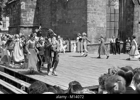 Joueur de flûte de Hamelin Cérémonie à Hamelin, l'Allemagne environ 1955 image    Le 21/36 enfants sont attirés par le joueur de flûte. Banque D'Images