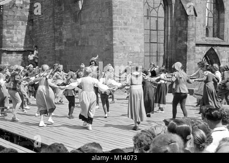 Joueur de flûte de Hamelin Cérémonie à Hamelin, l'Allemagne environ 1955 image    Le 22/36 enfants sont attirés par le joueur de flûte. Banque D'Images