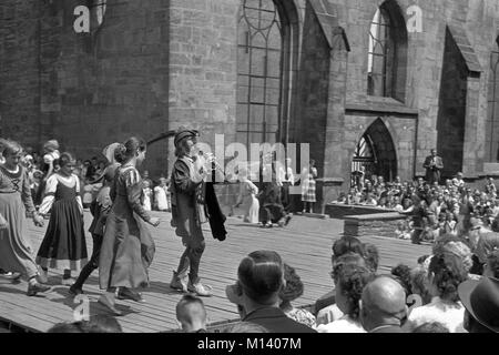 Joueur de flûte de Hamelin Cérémonie à Hamelin, l'Allemagne environ 1955 image    27/36 Le joueur de flûte et les enfants Retour Banque D'Images