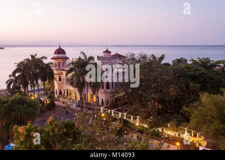 Cuba, province de Cienfuegos, Cienfuegos, district de Punta Gorda, le Palacio de Valle construit en 1917 de style oriental, convertie en un hôtel-restaurant Banque D'Images