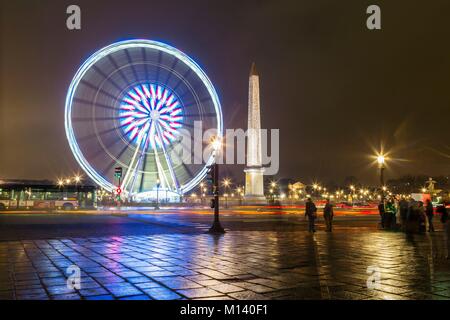France, Paris, Place de la Concorde, La Grande Roue et l'Obélisque pendant les vacances de Noël Banque D'Images
