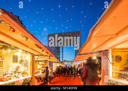 France, Hauts de Seine, la Défense, le marché de Noël et la Grande Arche Banque D'Images