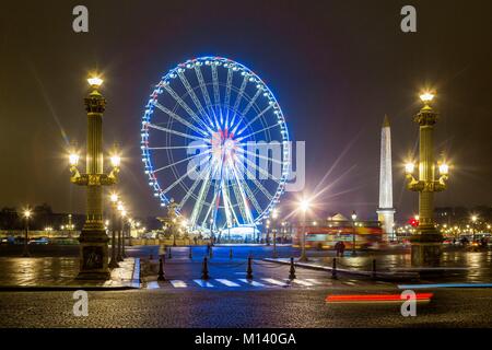 France, Paris, Place de la Concorde, La Grande Roue et l'Obélisque pendant les vacances de Noël Banque D'Images