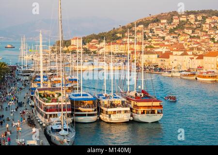 Croatie, Dalmatie Centrale, côte dalmate, centre historique de Trogir, classé au Patrimoine Mondial par l'UNESCO, Caique Excursion à quai Banque D'Images