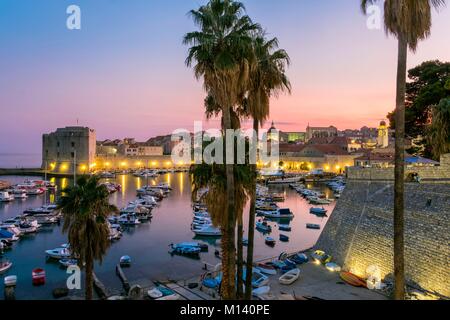 Croatie, Dalmatie Centrale, de la côte dalmate, Dubrovnik, le centre historique classé au Patrimoine Mondial de l'UNESCO, Vieux Port Banque D'Images