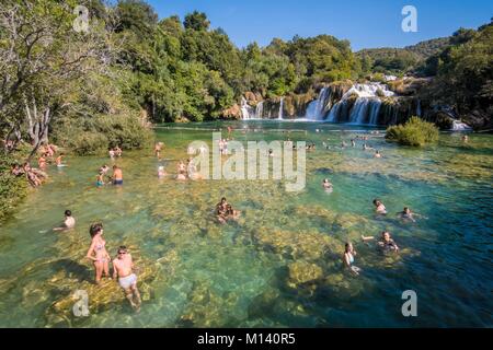 La Croatie, Dalmatie du Nord, le Parc National de Krka, chutes de la rivière Krka à Skradinski Buk Banque D'Images