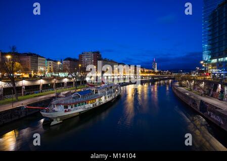 L'Autriche, Vienne, ville à l'aube par le Canal du Danube Banque D'Images