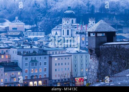 Autriche, Salzbourg, Salzbourg, augmentation de la ville depuis la colline kapuzinerberg, Dawn, hiver Banque D'Images