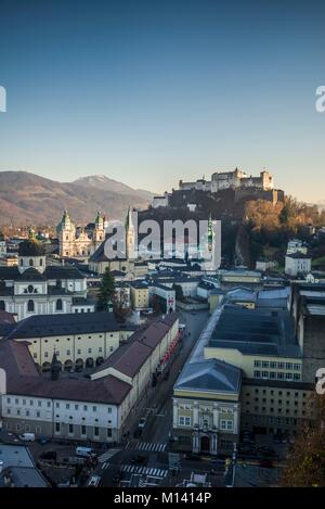 Autriche, Salzbourg, Salzbourg, augmentation de la vue sur la ville, au crépuscule Banque D'Images