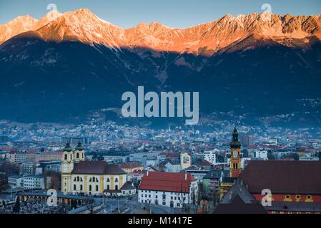 Autriche, Tyrol, Innsbruck, augmentation de la vue sur la ville avec la basilique de Wilten et Église de l'abbaye de Wilten, Dawn, hiver Banque D'Images