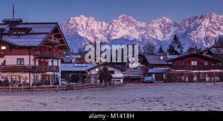 Autriche, Tyrol, Aurach bei Kitzbühel, village et Kitzbuheler Horn, l'aube, l'hiver Banque D'Images