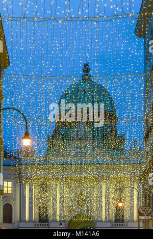 L'Autriche, Vienne, Kohlmarkt, décorations de rue avec vue sur la Hofburg Banque D'Images