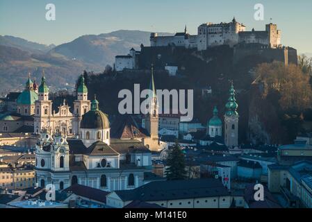 Autriche, Salzbourg, Salzbourg, augmentation de la vue sur la ville, au crépuscule Banque D'Images