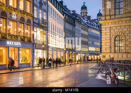 Germany, Bavaria, Munich, Theatiner Strasse Shopping district, soir Banque D'Images