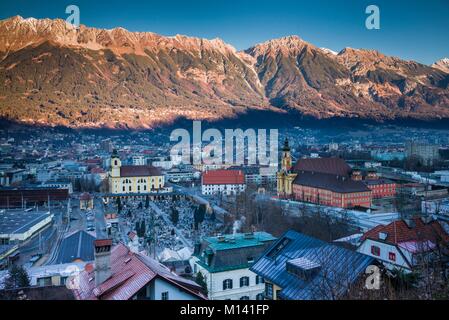 Autriche, Tyrol, Innsbruck, augmentation de la vue sur la ville avec la basilique de Wilten et Église de l'abbaye de Wilten, Dawn, hiver Banque D'Images