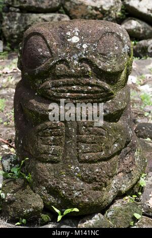 La France, la Polynésie française, l'archipel des Marquises, Nuku Hiva, l'île de Hatiheu Kamuihei Tohua, site archéologique, tiki en pierre Banque D'Images