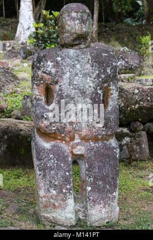 La France, la Polynésie française, l'archipel des Marquises, l'île de Hiva Oa, site archéologique de Te l'Ipona, tiki en pierre Banque D'Images