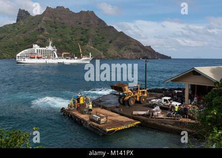 La France, la Polynésie française, l'archipel des Marquises, Hiva Oa, l'île de Puamau, croisière à bord de l'Aranui 5 Aranui 5, à l'ancre dans la baie, le déchargement des marchandises Banque D'Images