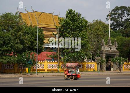 Cambodge, Siem Reap, commerçant de la rue passant devant un temple buddist Banque D'Images