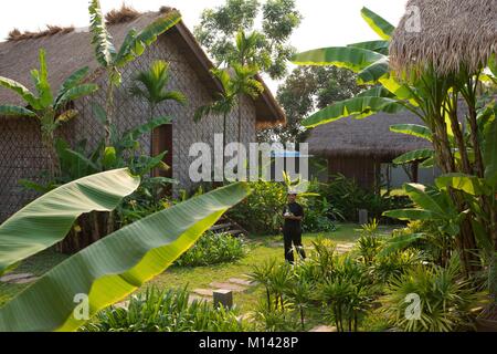 Cambodge, Siem Reap, thérapeute dans le jardin du spa jardin de l'hôtel Phum Baitang Banque D'Images