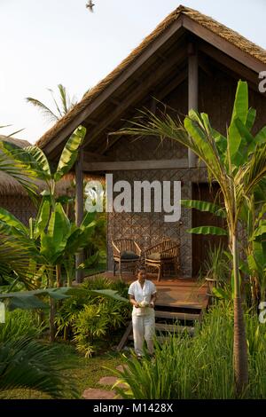 Cambodge, Siem Reap, thérapeute dans le jardin du spa jardin de l'hôtel Phum Baitang Banque D'Images