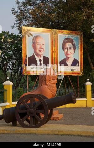 Cambodge, Battambang, portrait de l'ancien roi du Cambodge, Norodom Sihanouk, et sa femme, devant les portes du palais royal, où trône la statue de dragon et canon Banque D'Images