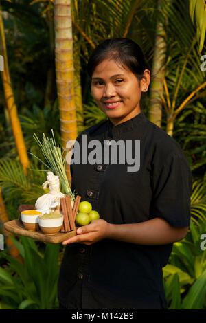 Cambodge, Siem Reap, thérapeute dans le jardin du spa jardin de l'hôtel Phum Baitang wearigng un magasin de produits naturels Banque D'Images