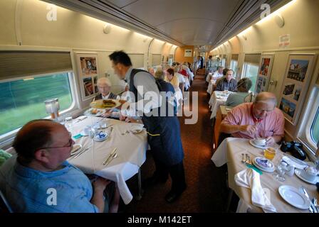 Canada, Quebec Province, train de nuit l'océan entre Montréal au Québec et de Bathurst au Nouveau-Brunswick, voiture-restaurant Banque D'Images
