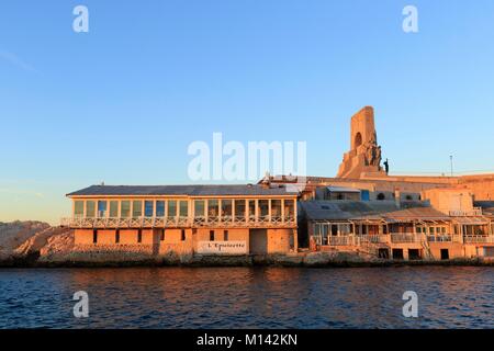 France, Bouches du Rhône, Marseille, quartier Endoume, Cove du Vallon des Auffes, l'Epuisette restaurant, Porte de l'Orient, mémorial de la guerre de l'armée d'Orient en arrière-plan Banque D'Images