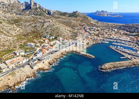 France, Bouches du Rhône, Parc National des Calanques, Marseille, Les Goudes, port des Goudes (vue aérienne) Banque D'Images