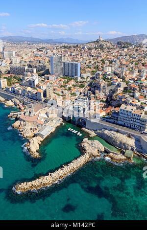 France, Bouches du Rhône, Marseille, quartier Endoume, Corniche JF Kennedy, Porte de l'Orient, mémorial de la guerre de l'armée d'Orient, Anse du Vallon des Auffes, la Basilique Notre-Dame de la garde à l'arrière-plan (vue aérienne) Banque D'Images