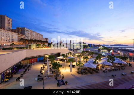 France, Bouches du Rhône, Marseille, zone Euroméditerranée, quartier de la Joliette, Place Albert Londres, les voûtes de la Major terrasses, Esplanade du J4 à l'arrière-plan Banque D'Images