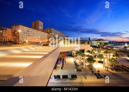 France, Bouches du Rhône, Marseille, zone Euroméditerranée, quartier de la Joliette, Place Albert Londres, la vallee de la Tourette et l'Esplanade du J4 à l'arrière-plan Banque D'Images