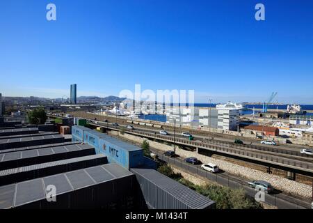 France, Bouches du Rhône, Marseille, zone Euroméditerranée, les crottes, conteneurs, Madrague Road et l'autoroute A55, la tour CMA CGM à l'arrière-plan Banque D'Images