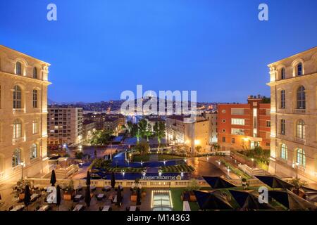 France, Bouches du Rhône, Marseille, zone Euroméditerranée, à l'hôtel de ville, quartier Villeneuve Bargemon square, Notre Dame de la garde de l'hôtel Intercontinental, l'ancien Hôtel Dieu (16e siècle) Banque D'Images