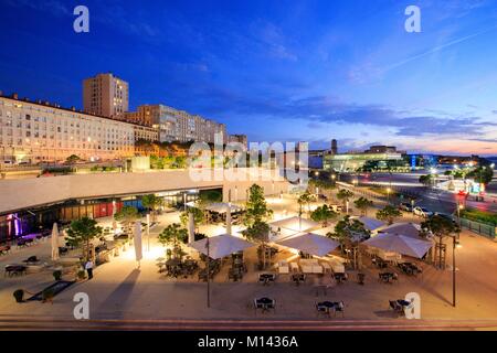 France, Bouches du Rhône, Marseille, zone Euroméditerranée, quartier de la Joliette, Place Albert Londres, les voûtes de la Major terrasses, Esplanade du J4 à l'arrière-plan Banque D'Images