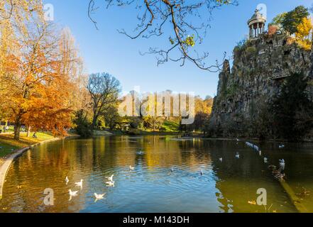 France, Paris, le Parc des Buttes Chaumont en automne Banque D'Images