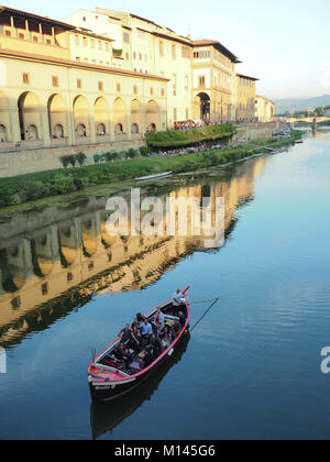 Gondole touristique,Arno,vieille ville de Florence,Toscane,Italie,europe,galerie des Offices Banque D'Images