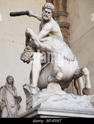 Italie, Florence, Loggia dei Lanzi, Hercule et le Centaure statue Banque D'Images