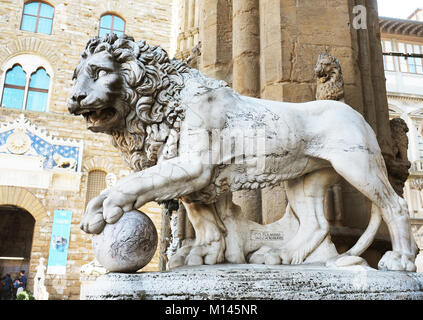 Lion Sculpture sur Loggia dei Lanzi Museum à l'extérieur du Palazzo Vecchio, Piazza della Signoria à Florence, Italie Banque D'Images