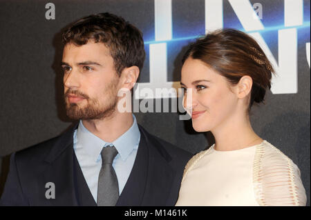 Theo James et Shailene Woodley assister à la première mondiale de l'insurgé à l'Odeon Leicester Square à Londres. 11 Mars 2015 © Paul Treadway Banque D'Images