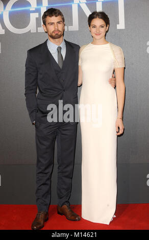 Theo James et Shailene Woodley assister à la première mondiale de l'insurgé à l'Odeon Leicester Square à Londres. 11 Mars 2015 © Paul Treadway Banque D'Images