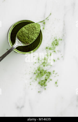 Directement au-dessus de la poudre de thé matcha sur la cuillère Banque D'Images