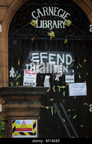 L'avant de la bibliothèque Carnegie fermé à Herne Hill, le 20 décembre 2017, dans le sud London Borough of Lambeth, , Angleterre. Par arrêt du Conseil de Lambeth et occupés par des manifestants pendant 10 jours en avril, la bibliothèque qui a été léguée par le philanthrope américain, Andrew Carnegie a été verrouillé depuis parce que, dites d'austérité l'Lambeth sont nécessaires même si 24 h le rendre plus coûteux de garder fermé qu'ouvert à la communauté locale. Une salle de sport que les sections locales disent qu'ils ne veulent pas ou besoin est prévu de remplacer la bibliothèque de travail et alors que certains des 20 000 livres sur des étagères se remai Banque D'Images