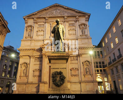 Italie,Lombardie,Milan,Alessandro Manzoni statue et eglise San Fedele Banque D'Images