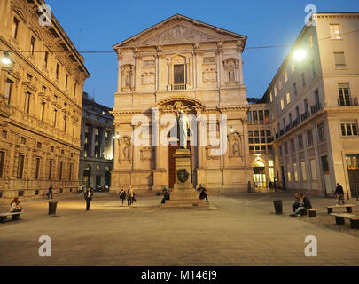 Italie,Lombardie,Milan,Alessandro Manzoni statue et eglise San Fedele Banque D'Images